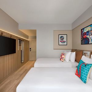 Moxy Queen Room