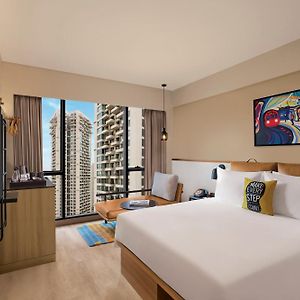 Moxy High Queen Room